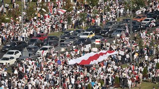 Opposing rallies held in Belarus screenshot 4