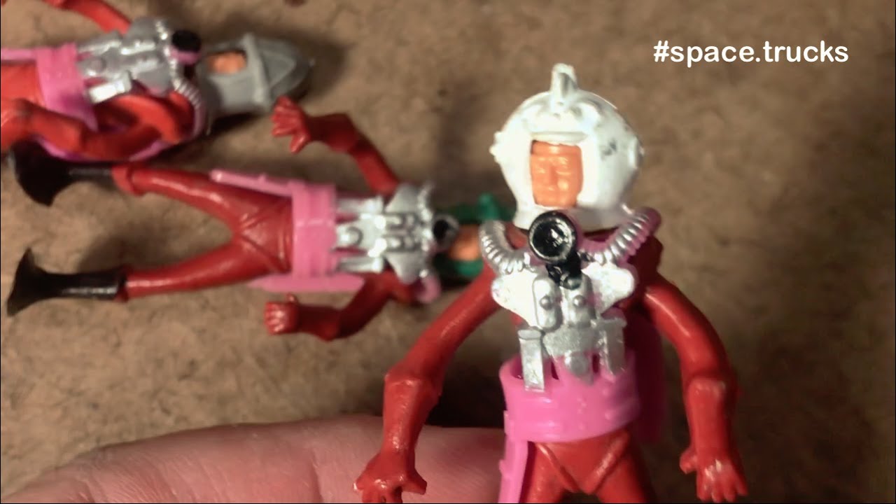 "Marx Style" Swoppet Spaceman Figures, Early 1970s? Red and Pink, With Painted Details Etc, But ...