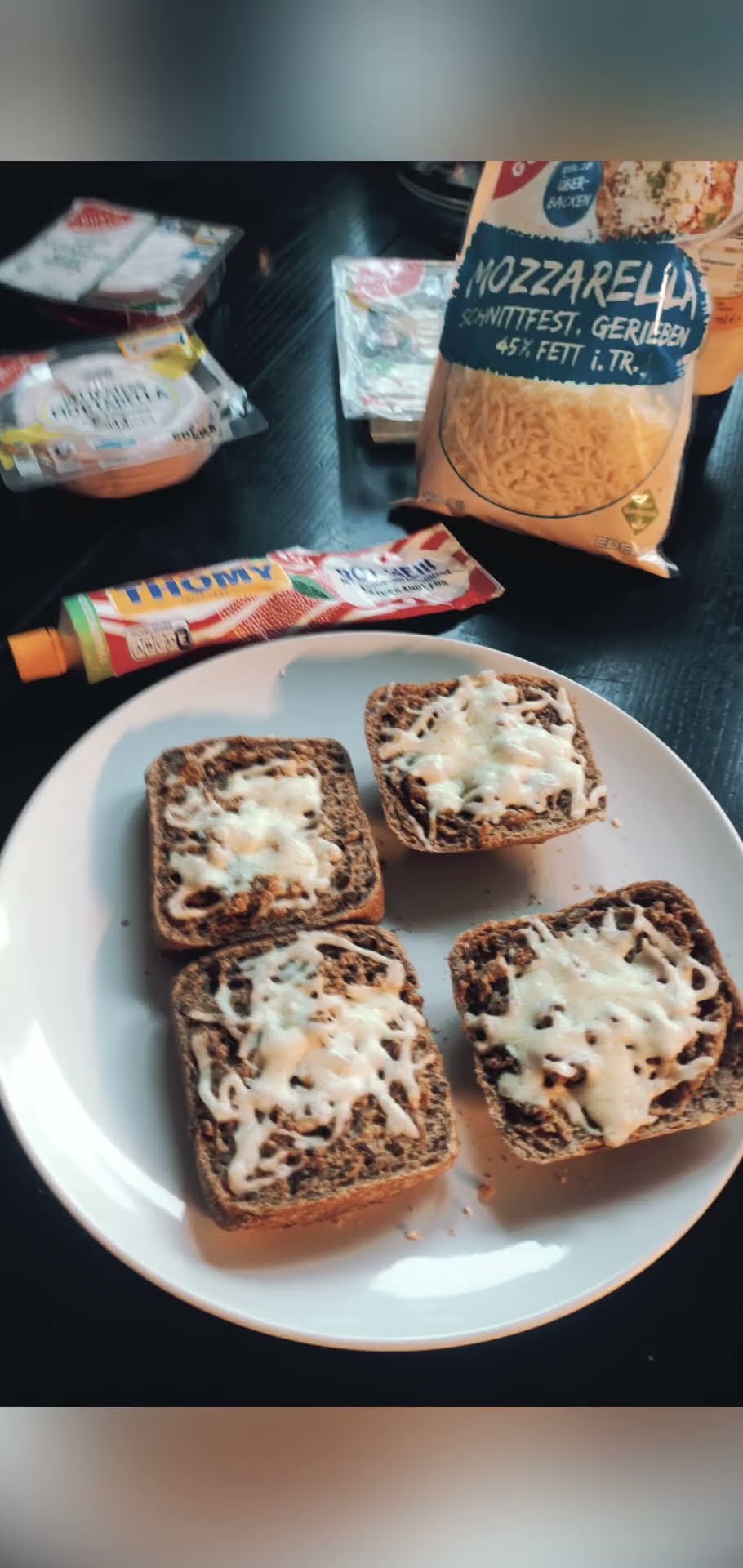 Lecker Spiegelei Brötchen mit Mozzarella überbacken dazu Thomy ROT-WEI ...