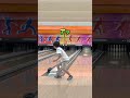 ボーリングの球を投げる時コケたら隣のレーンにボールがいっちゃった