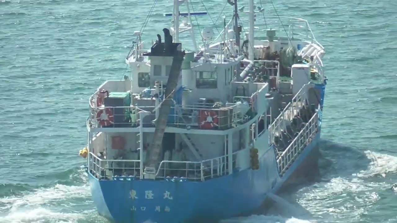 青い 東隆丸 航行 - YouTube