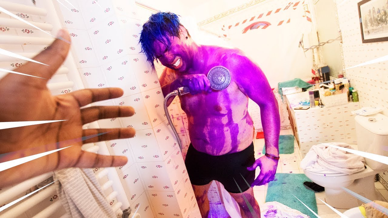 ATIREI TINTA PERMANENTE AO MEU AMIGO ! *grave*