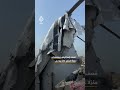 آثار استهداف مسيرة إسرائيلية سطح منزل في حي البراق، جنوب غربي مدينة خان يونس