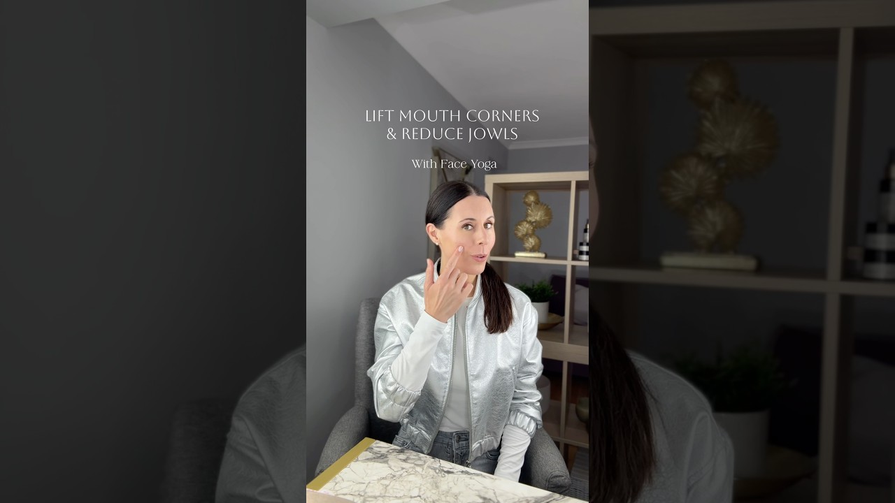 Поднимите уголки рта и уменьшите объём щек за 1 минуту с помощью йоги для лица