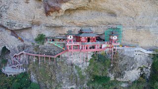 福建漳州，建在悬崖峭壁上的灵通寺，被誉为中国南方的“悬空寺”
