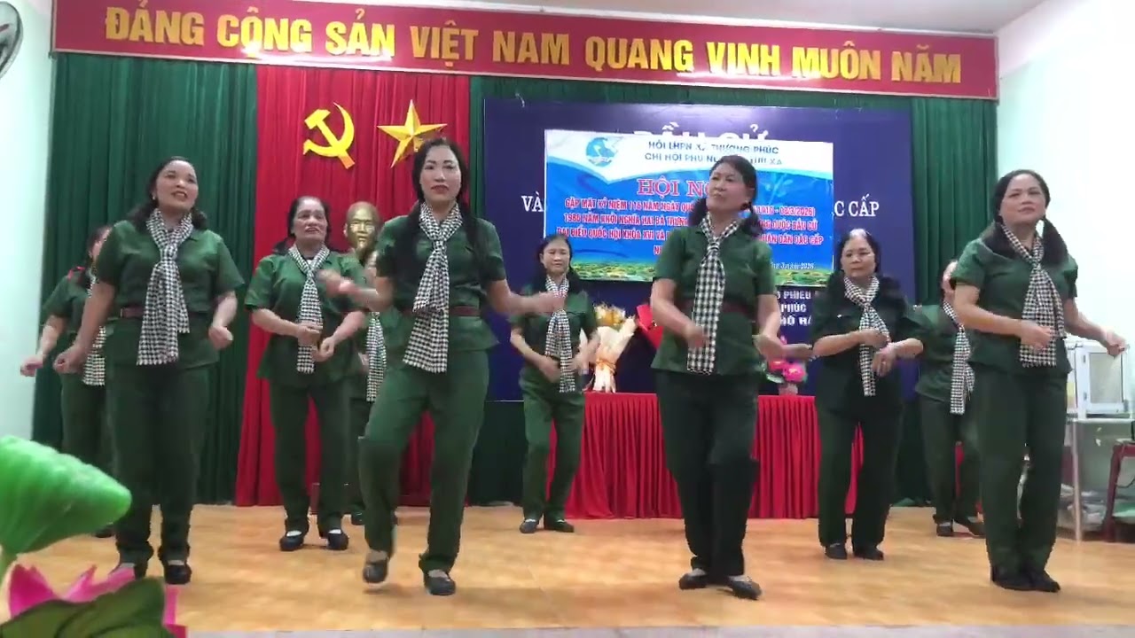 CÔ GÁI MỞ ĐƯỜNG. CLB DÂN VŨ LÚA VÀNG LƯU XÁ. THƯỢNG PHÚC HÀ NỘI