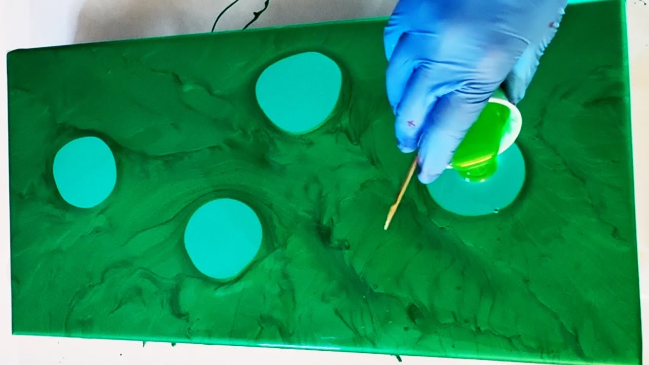 Чистая зеленая радость в технике акриловой заливки | Абстракция в зелено-золотых металлических то...