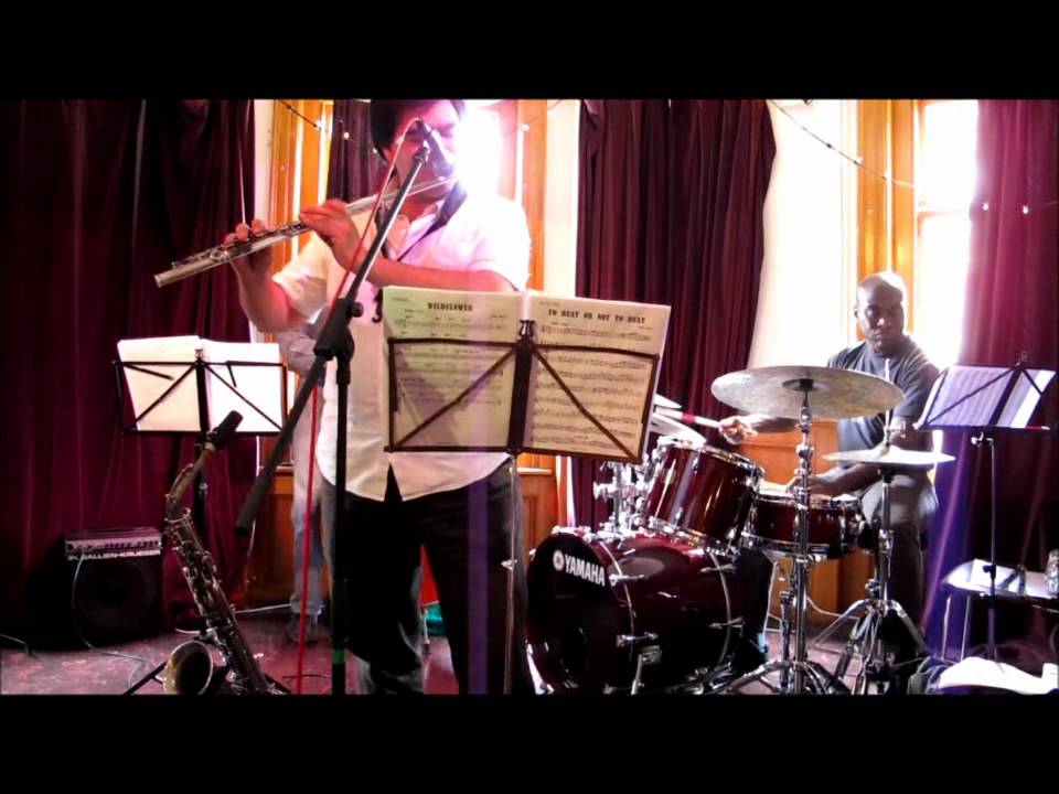 simon woolf bass solo on oferenda by luis eca