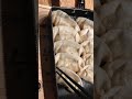 ヘラを使わず、フライパンから餃子を剥がしてみた。