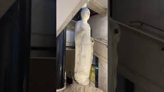 大英博物馆来自河北定州(今曲阳)崇光寺的阿弥陀佛石像,高6米,造于隋开皇5年(公元585年)。上世纪20年代被文物大盗卢芹斋盗取。雕像1936年作为伦敦中国国际艺术展会展品,后被卢芹斋赠送大英博物馆。