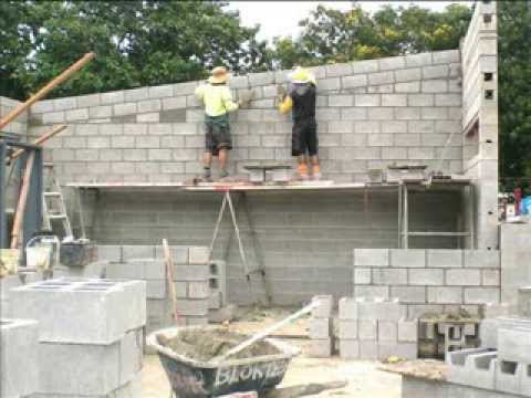 Cutting Concrete Block Gables - www.blocklayer.com - YouTube