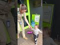 UNE EMPLOYÉE BLOQUE CE BÉBÉ AU PARC ! 😱👶🚫
