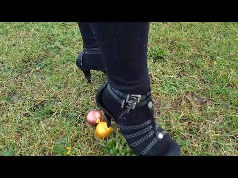 Breaking  christmas balls, hear the sound!