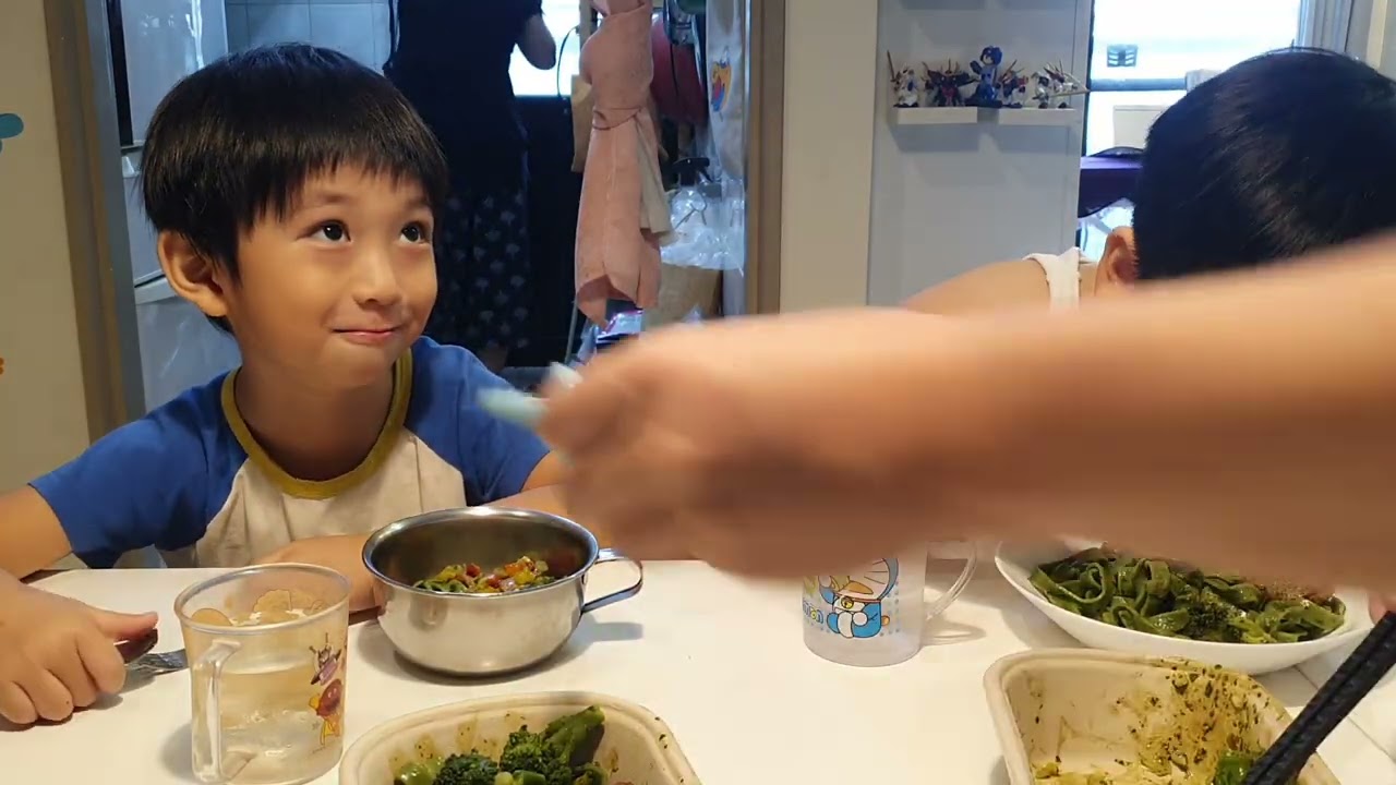 餐桌日常 假日超市99元兩片大雞排 打開綠色麵條便當弟弟驚呆了｜咚4y6m25d 桐11y3m