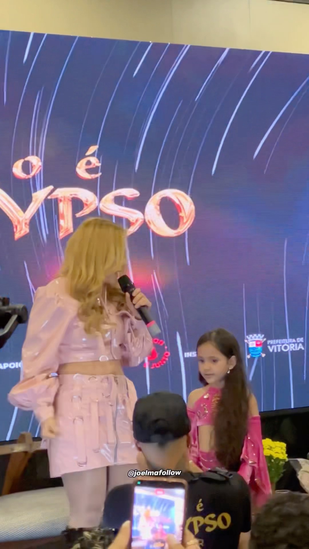 Fã criança da Joelma usa figurino inspirado na cantora para lhe conhecer pessoalmente