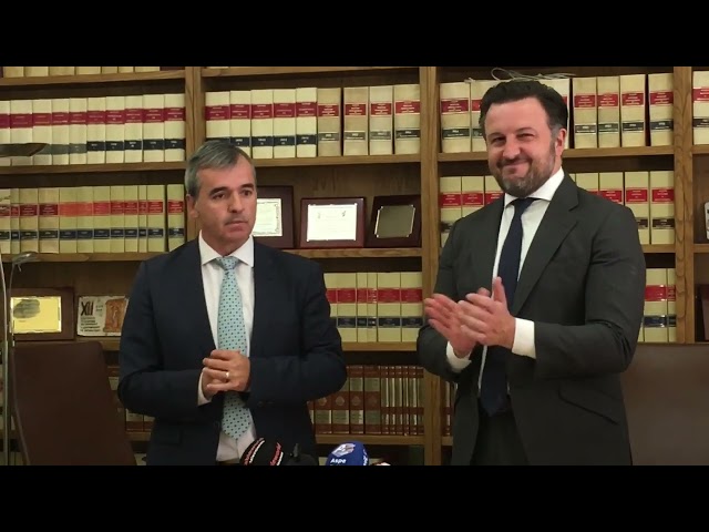 Visita de Pablo Ruz, alcalde de Elche y firma en el libro de honor del Ayuntamiento de #Aspe