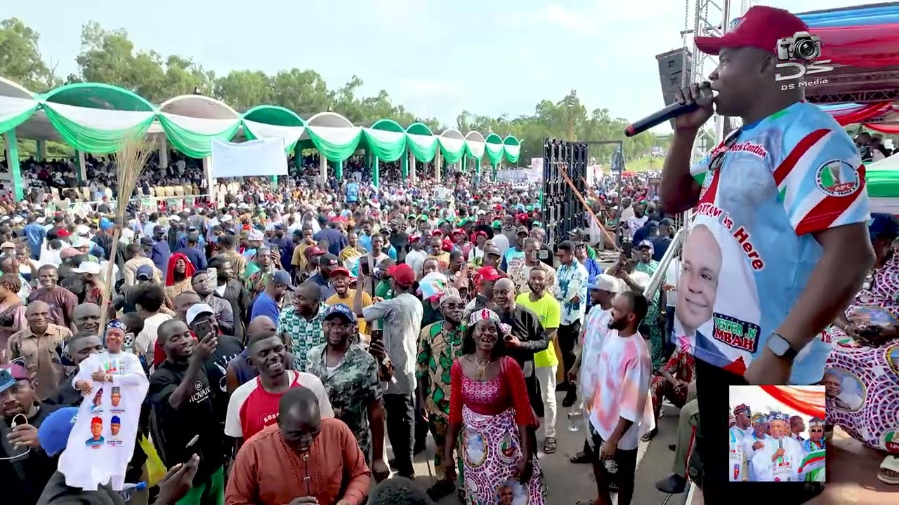 Pure vibes! 🔥 ONYE ARMY and his band live at Okpara Square for the Enugu State Governor’s defection!
