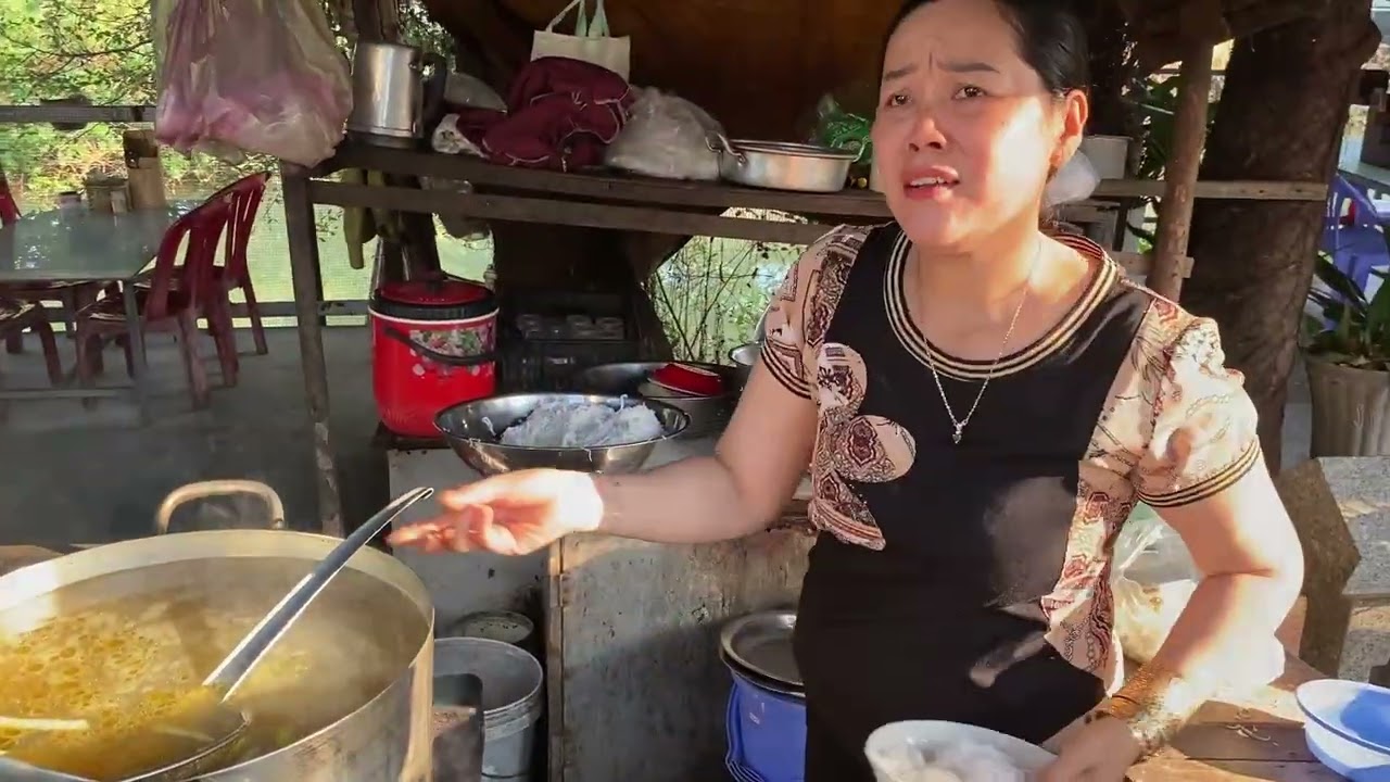 Chỉ bún cá của chị gái mới để thứ này cho nên khách khá đông 