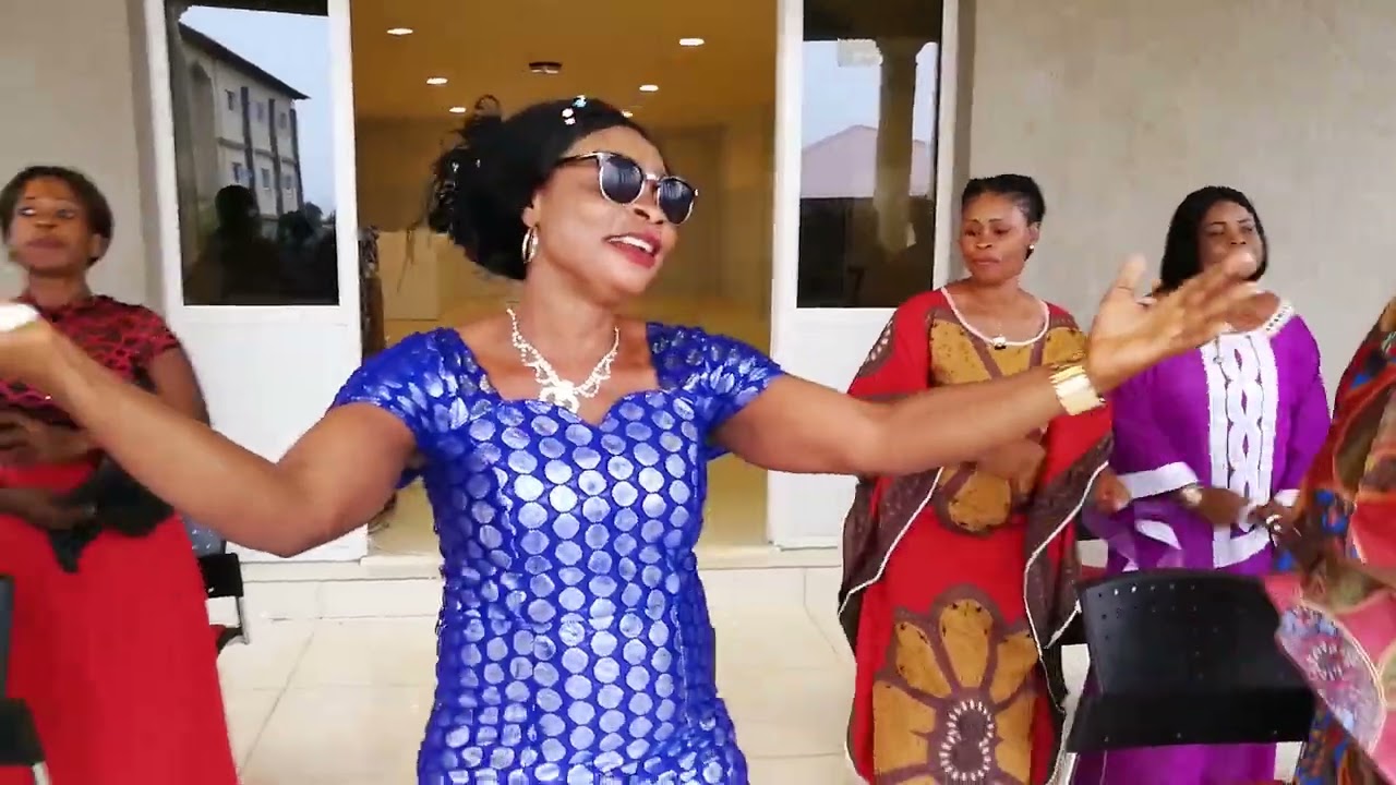 Josefa Fegue (Corro Voz De Amor) Estás Sentado En Tu Trono