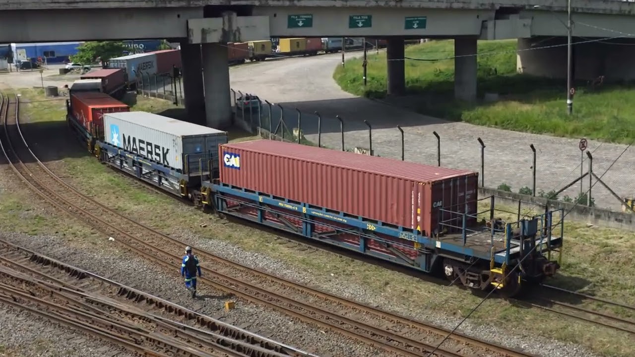 Trem de containers da MRS com vagões Randon PCT e PRU (Pentaarticulado)