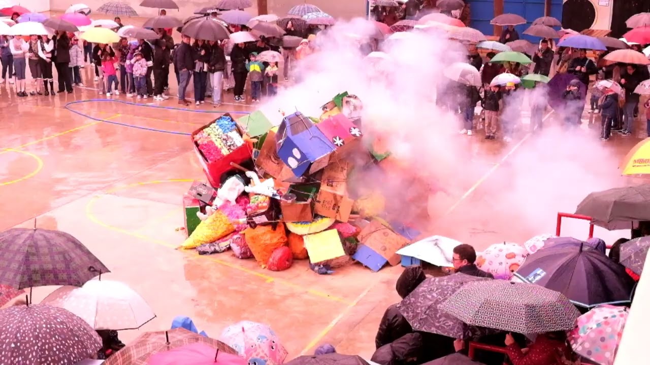 LES FALLES ARRIBEN A L'ESCOLA PIA DE GANDIA AMB FESTA, TRADICIÓ I XOCOLATA MALGRAT LA PLUJA