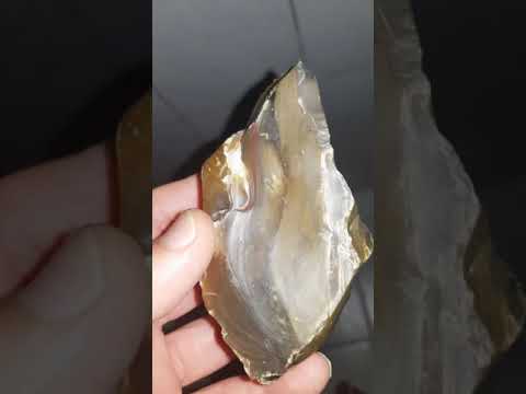 تعرفو على حجر العقيق الخام قد يصادفك وترميه لأنه حجر تمين وله قيم من بين الأحجار الكريمة 