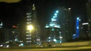 Fahrt durch Dubai bei Nacht