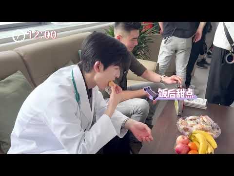 张凌赫《爱你》拍摄最新花絮 何医生的上班日常 #张凌赫 #徐若晗 #电视剧爱你