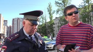 Санкт-Петербург. Боевой петух сломал зонт и заставил ему отдать долг.