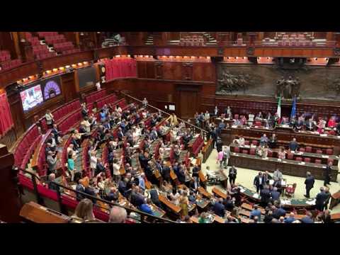 Video Applausi e selfie dopo il voto sulla legge elettorale tra i banchi del Centrodestra alla Camera