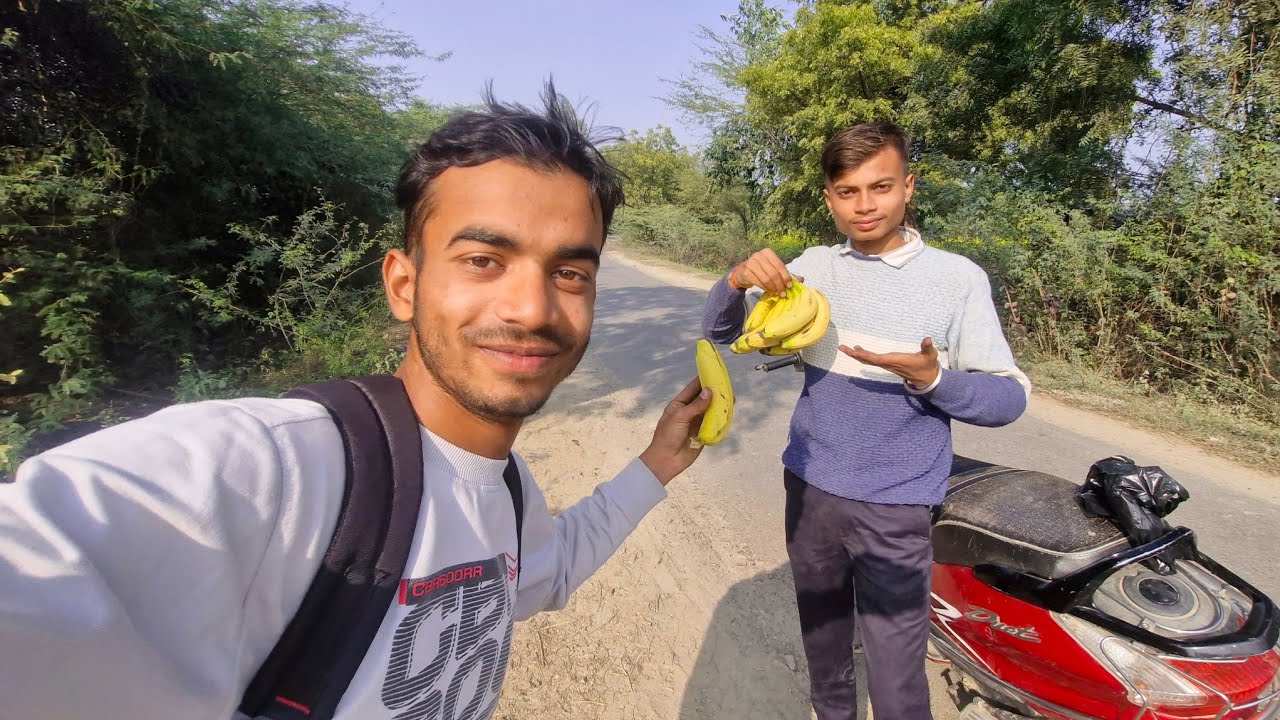 Raste Me Banana Kha Rahe 😅