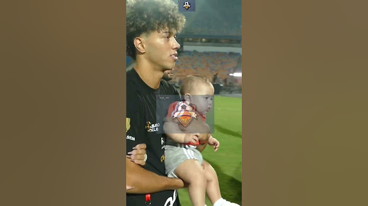 امام عاشور وزوجته اثناء تتوج الاهلي بالدوري