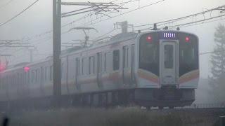 朝霧の中を進むE129系B21編成　信越線423M