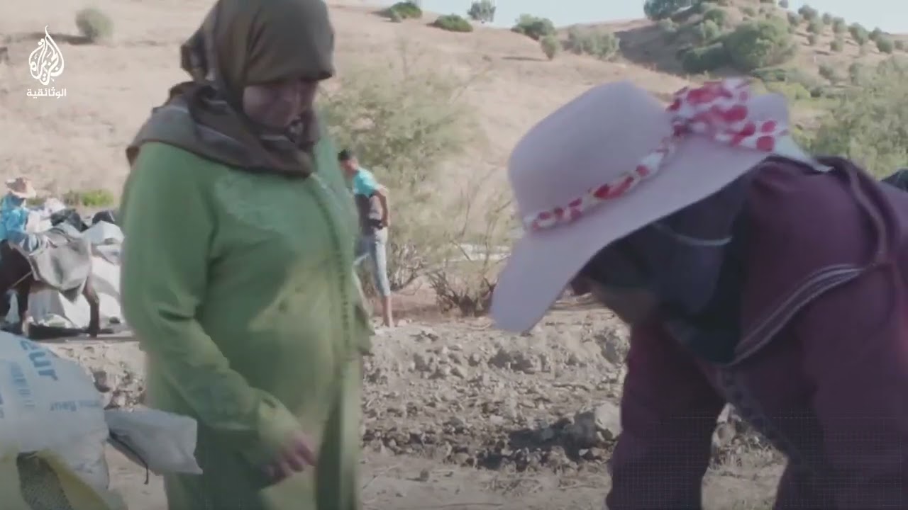 ملح مقابل بضع دراهم.. مغربيات يمتهن تجارة صعبة بحثاً عن رزق حلال