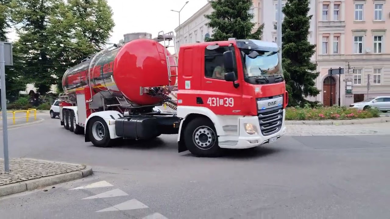 Dwa zastępy JRG Kluczbork do pożaru hal w Kędzierzynie-Koźlu