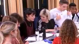 Alba y Natalia se miran mientras cantan "soy su amigo, pero quiero ser más que eso"