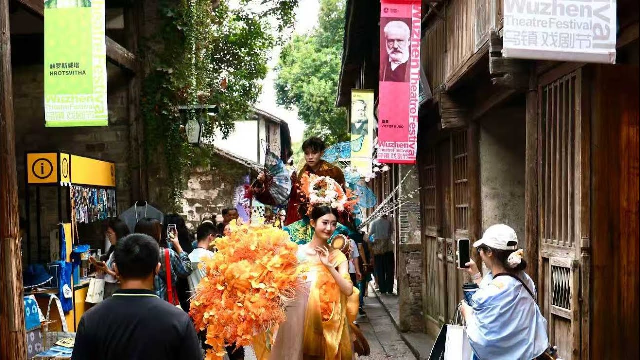 Live: Drama at every turn – experience the Wuzhen Theatre Festival's Ancient Town Carnival!