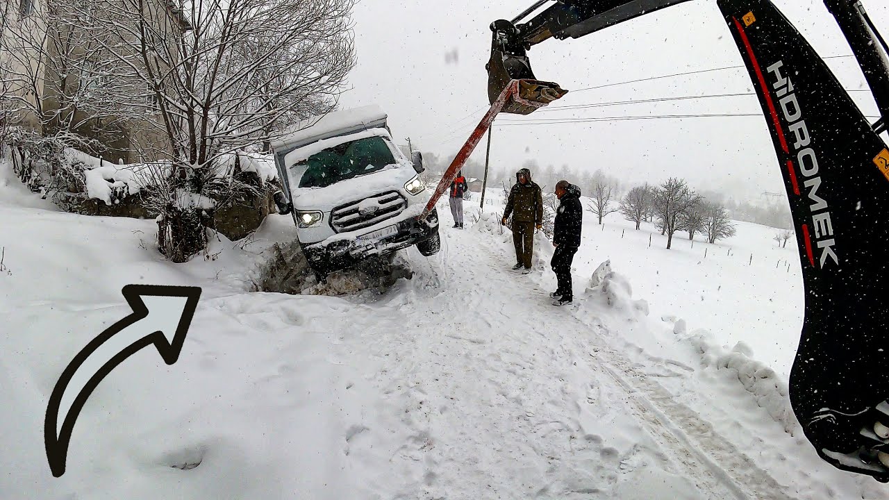 Мы спасли фургон, упавший в канал!