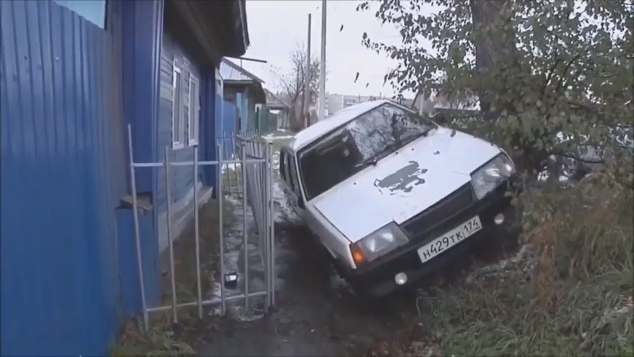 Баба ремонтирует авто