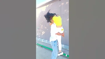 متبعدش عني ثانيه احضني نسيني الدنيا 