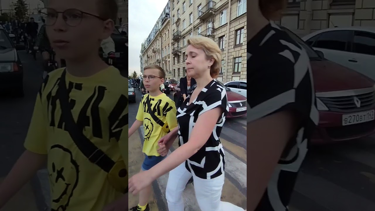 ПМЭФ — и город встал? Как бы не так! Стоят автомобили, а вот велосипедный транспорт ходит исправно 😇