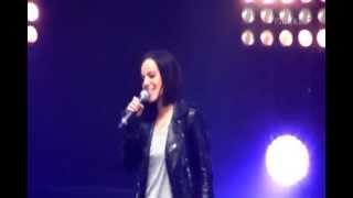 Alizée - A cause de l&#39;automne Live @ Concert Une nuit à Makala