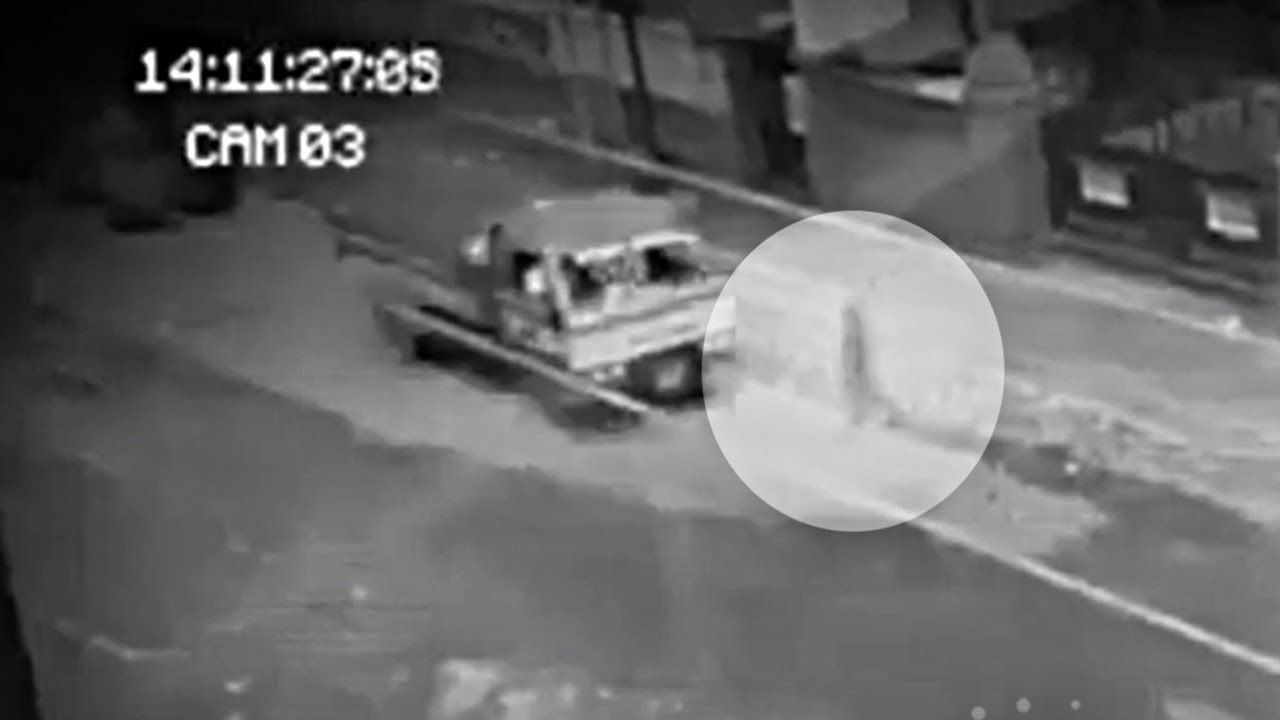 Die Überwachungskamera fängt eine unheimliche Gestalt ein. Guckt man