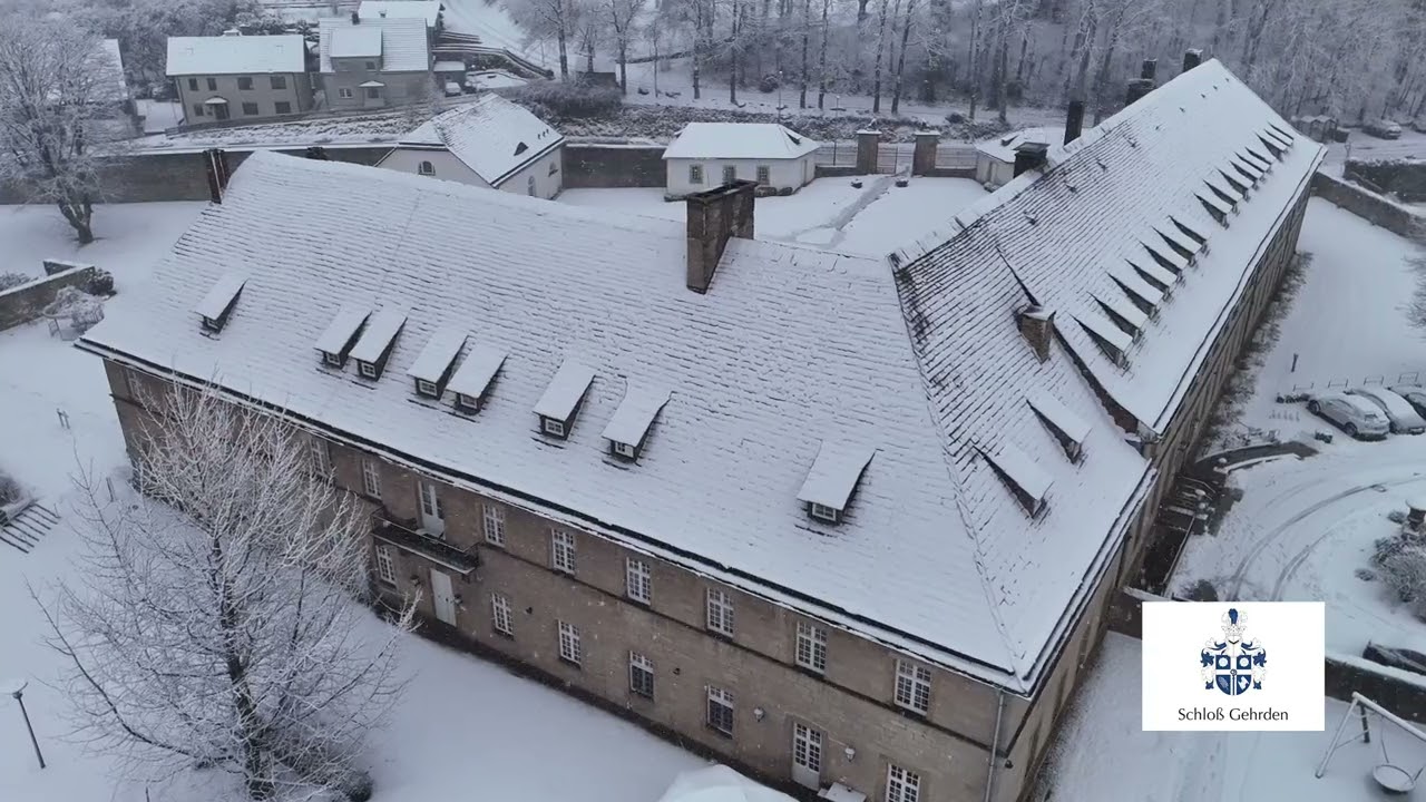 🏰❄️ Majestätische Luftaufnahme von Schloss Gehrden | Verschneites Schloss aus der Drohnenperspektive