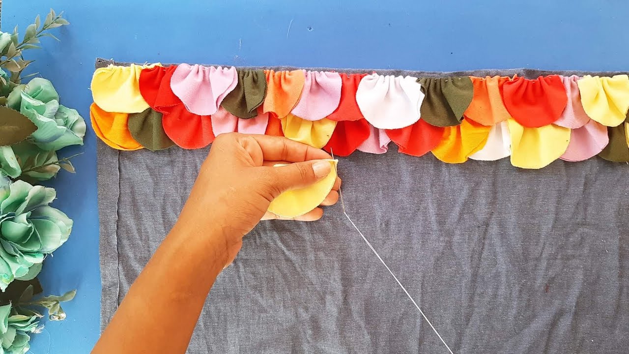 UM TAPETE DIFERENTE FEITO COM PÉTALAS DE FUXICOS