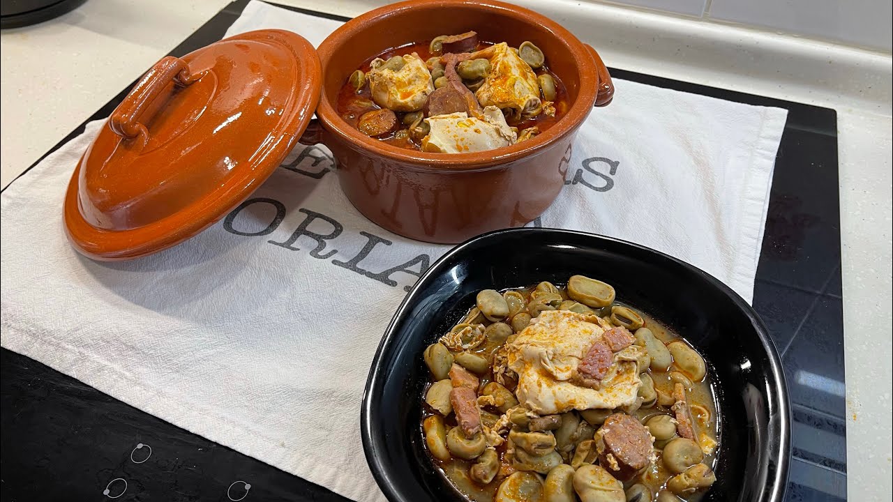 Fava nova guisada com chouriço e ovos escalfados