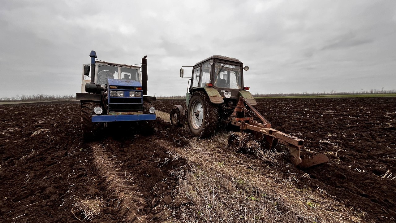Пахота на тракторе Т-150К с плугом ПЛН.5-35 и на тракторе МТЗ 82.1 с плугом ПЛН 3-35.