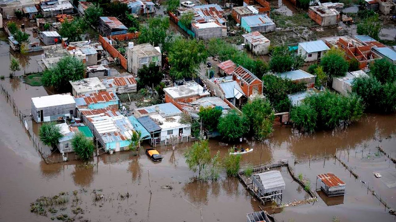 Буэнос-Айрес ушел под воду. Ливни затопили дома, есть погибшие