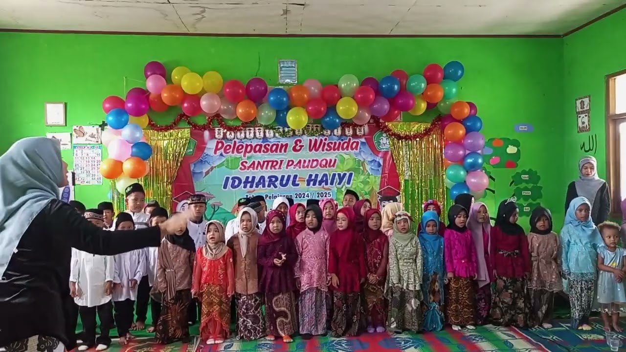 Menyanyikan lagu indonesia raya di ikuti oleh peserta wisuda /wisudawati paud qu idharul haiyi 😘