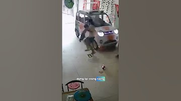 Người mẹ không ngại nguy hiểm lao ra cứu con gái